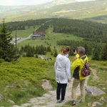 Wybierz pokój na wynajem w Gorcach, by cieszyć się relaksem wśród górskich widoków.