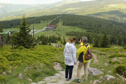 Wybierz pokój na wynajem w Gorcach, by cieszyć się relaksem wśród górskich widoków.