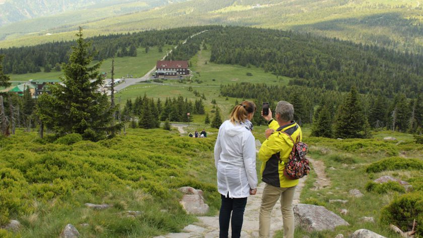 Wybierz pokój na wynajem w Gorcach, by cieszyć się relaksem wśród górskich widoków.