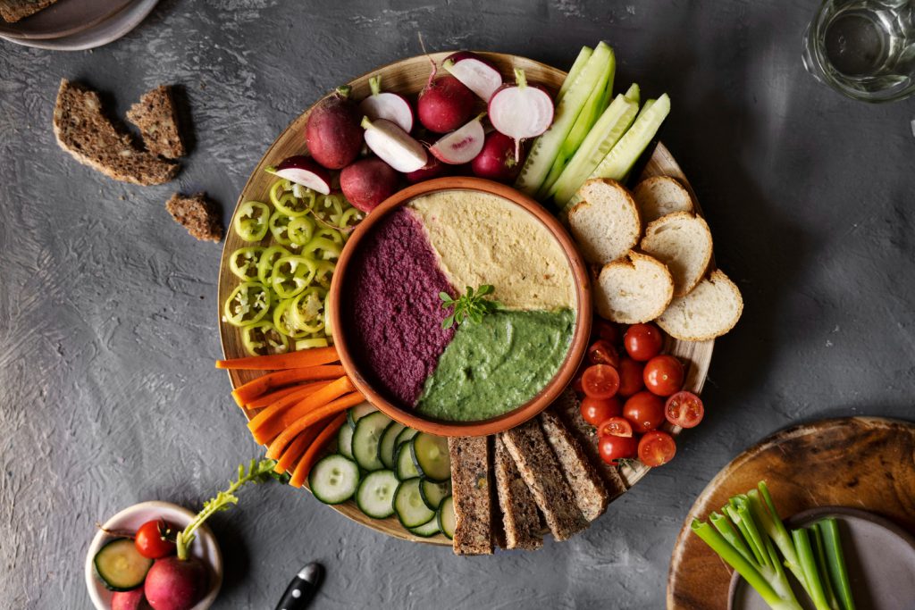 Nowoczesny catering na eventy firmowe we Wrocławiu – eleganczne przekąski i profesjonalna obsługa podczas wydarzenia w przestrzeni industrialnej.