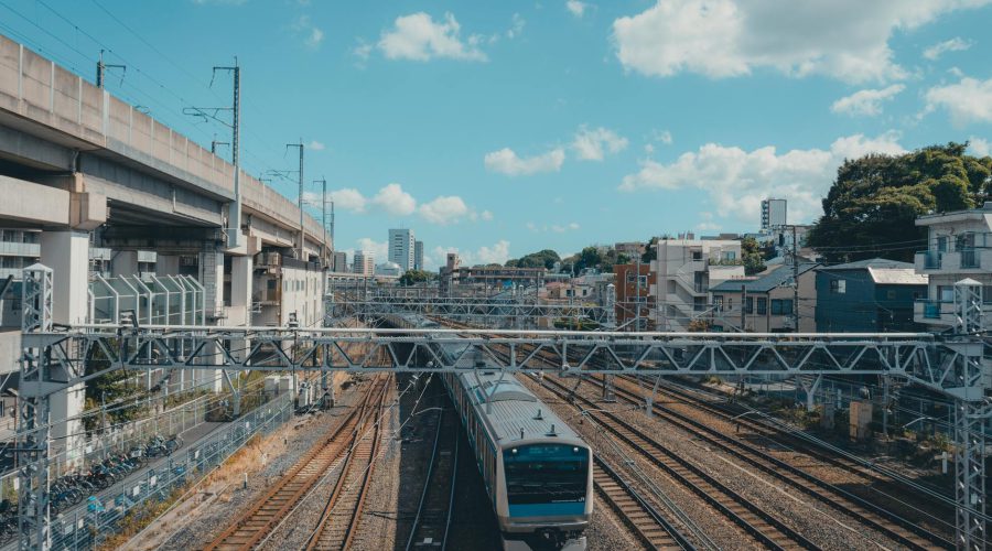 Transport: Podróże koleją: Rejsy i wyprawy pociągami.