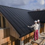 Widok na energooszczędny dom szkieletowy w centrum Wrocławia, zbudowany w technologii prefabrykowanej.