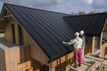 Widok na energooszczędny dom szkieletowy w centrum Wrocławia, zbudowany w technologii prefabrykowanej.