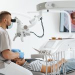 Specjalistyczna profilaktyka stomatologiczna Olsztyn – regularne kontrole i zabiegi zapobiegające problemom z zębami.