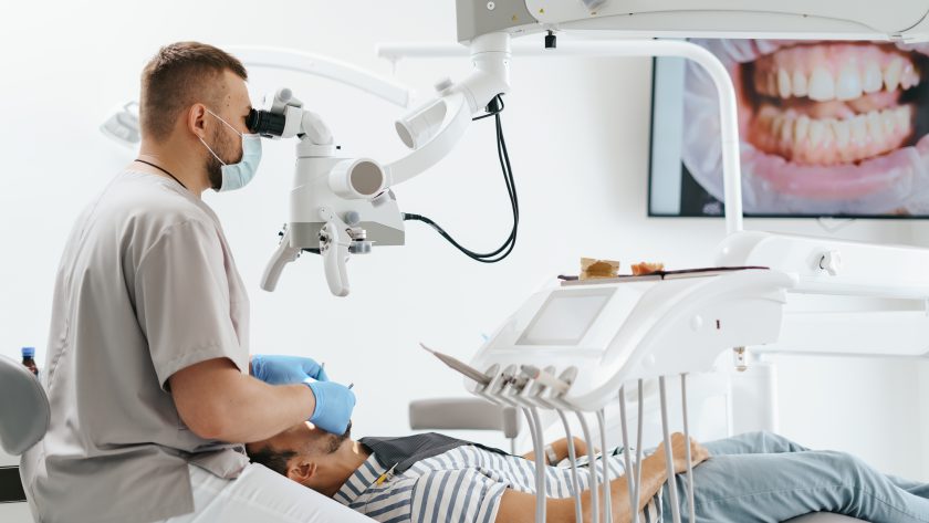 Specjalistyczna profilaktyka stomatologiczna Olsztyn – regularne kontrole i zabiegi zapobiegające problemom z zębami.