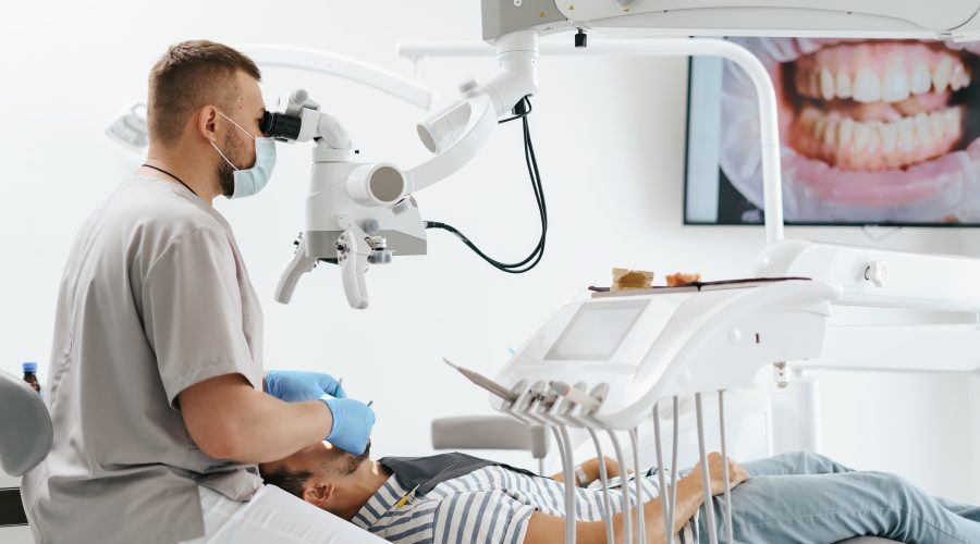 Specjalistyczna profilaktyka stomatologiczna Olsztyn – regularne kontrole i zabiegi zapobiegające problemom z zębami.