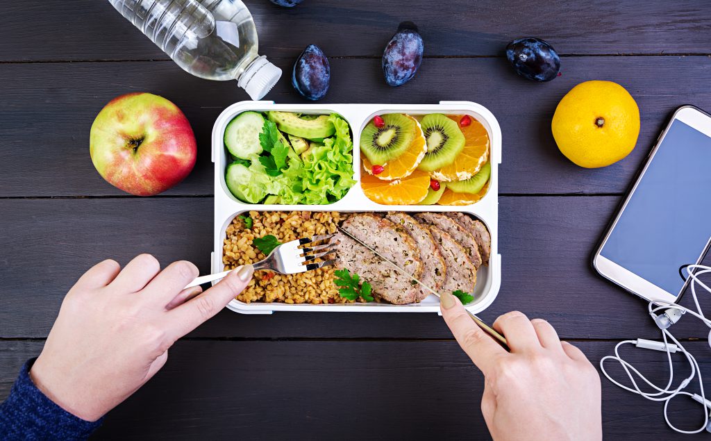 Dieta pudełkowa bez glutenu i laktozy – zdrowy lunch z bulgurem, mięsem i świeżymi warzywami, idealny dla alergików, wygodne pudełko śniadaniowe