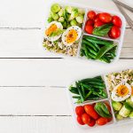 Zdrowa dieta pudełkowa bez glutenu i laktozy, kolorowe wegetariańskie posiłki z jajkami i warzywami, praktyczne pojemniki na lunch