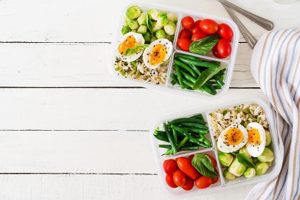 Zdrowa dieta pudełkowa bez glutenu i laktozy, kolorowe wegetariańskie posiłki z jajkami i warzywami, praktyczne pojemniki na lunch