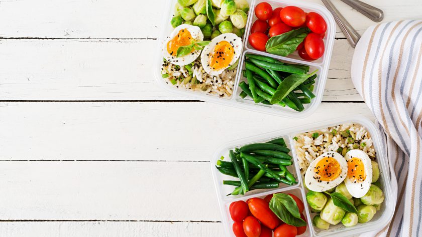 Zdrowa dieta pudełkowa bez glutenu i laktozy, kolorowe wegetariańskie posiłki z jajkami i warzywami, praktyczne pojemniki na lunch