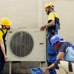Specjalista wykonuje naprawę klimatyzacji w Gorzowie Wielkopolskim, dbając o każdy detal.