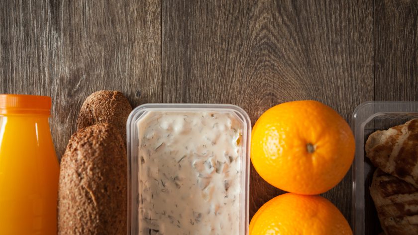 Zbilansowany lunch w pudełkach – przykładowy posiłek w wysokobiałkowej diecie wegetariańskiej z owocami i pieczywem pełnoziarnistym.