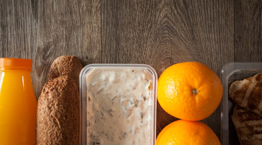 Zbilansowany lunch w pudełkach – przykładowy posiłek w wysokobiałkowej diecie wegetariańskiej z owocami i pieczywem pełnoziarnistym.