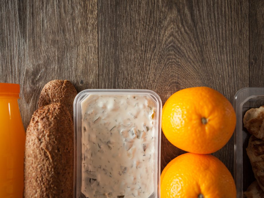 Zbilansowany lunch w pudełkach – przykładowy posiłek w wysokobiałkowej diecie wegetariańskiej z owocami i pieczywem pełnoziarnistym.